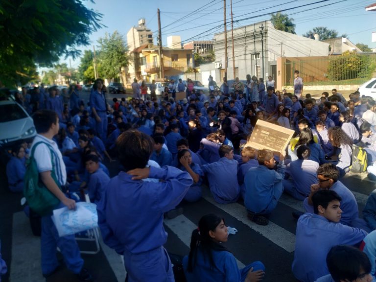 Sentada estudiantil: "Los calores de Misiones siempre hacen colapsar a los alumnos y profesores", dice Rector de la Industrial imagen-42