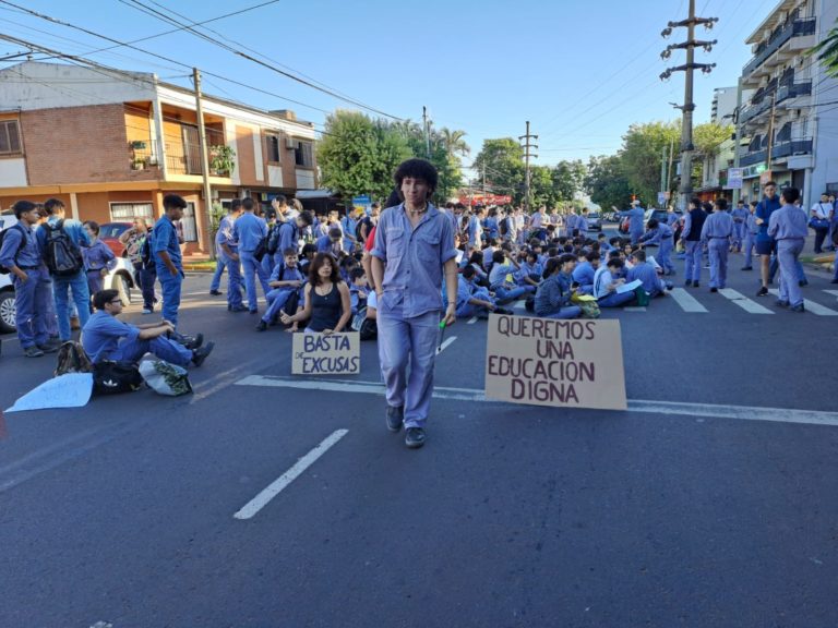 Alumnos de la Epet 1 realizaron una "sentada" frente al establecimiento escolar en reclamo por las "malas condiciones de estudios" imagen-22