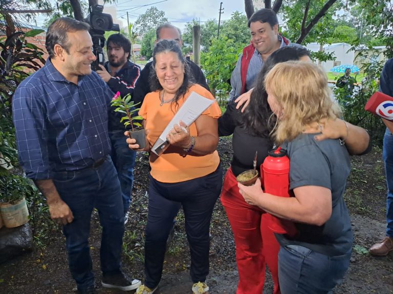 "Nuestra tarea es mejorar y garantizar derechos", dijo Herrera Ahuad en la entrega de títulos de propiedad de terrenos a familias de la Chacra 252 imagen-13