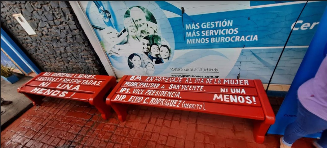 Día de la Mujer: instalaron un banco rojo en la delegación IPS de San Vicente imagen-1