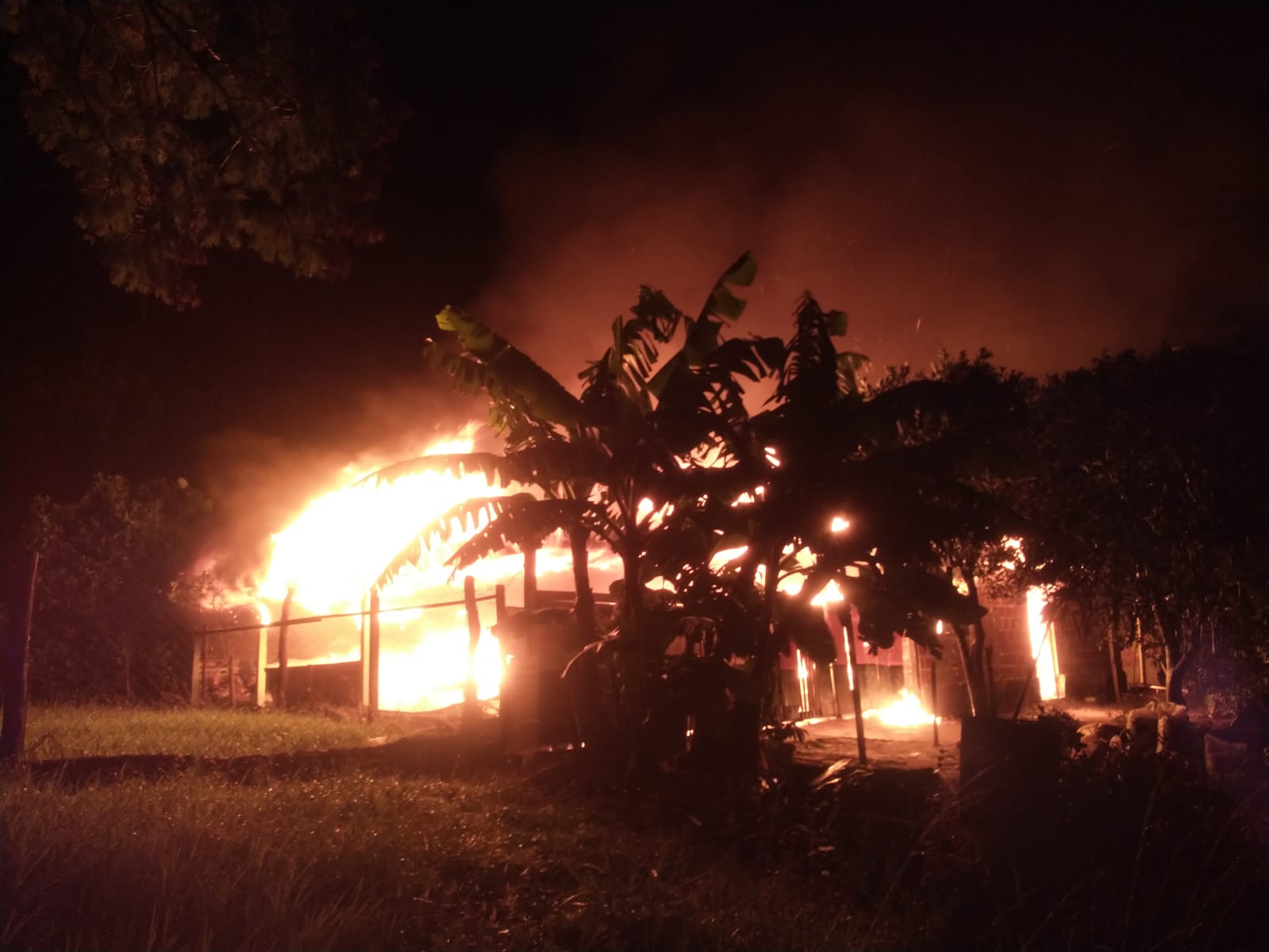 Incendio destruyó una vivienda de Candelaria imagen-1