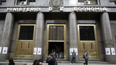 Deuda en pesos: Economía recibe a bancos y cierra el lanzamiento del canje imagen-1