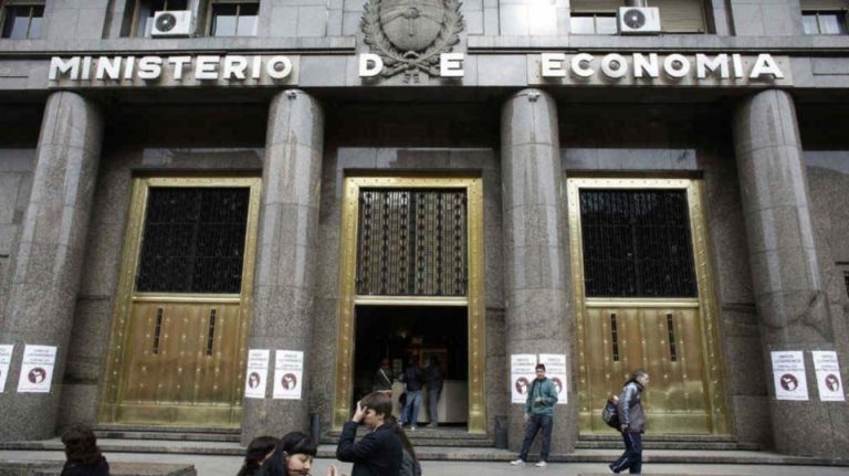 Deuda en pesos: Economía recibe a bancos y cierra el lanzamiento del canje imagen-36