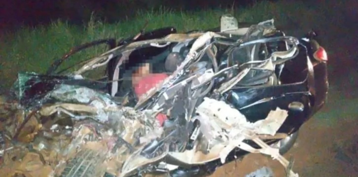 Tragedia en Virasoro: cuatro muertos en un choque frontal entre un auto y un camión que llevaba paltas y mandiocas desde Misiones imagen-1