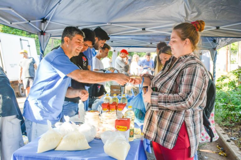 El mercadito solidario del P.A.S. acercó una gran variedad de productos a la chacra 230 de Posadas imagen-41