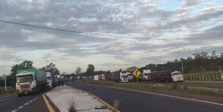 Continúa el corte de tránsito en la Ruta Nacional 14 entre Alvear y Santo Tomé imagen-24