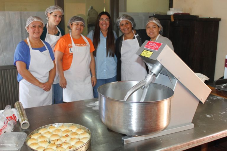 Cooperativa gastronómica de Olegario V. Andrade recibió una amasadora industrial y un módulo de pintura para acondicionar su estación de producción imagen-28