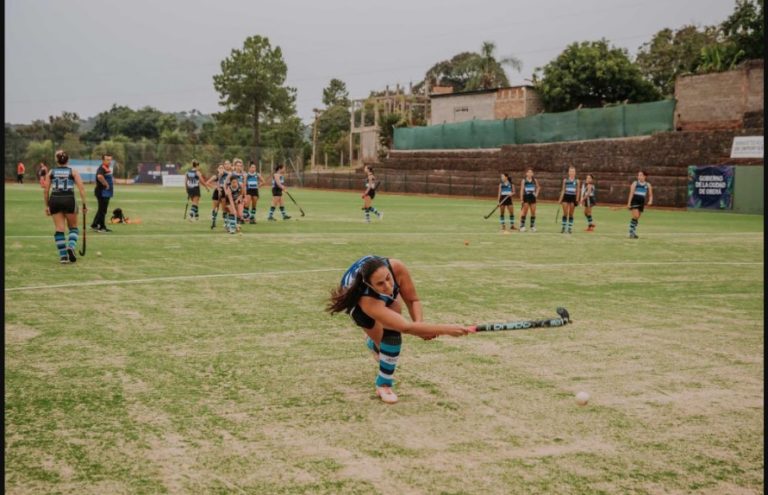 Herrera Ahuad asistió al primer partido de hockey jugado en la nueva cancha sintética de Oberá imagen-40