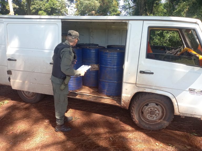 Gendarmería secuestró más de 2.300 litros de combustible transportados ilegalmente en diferentes procedimientos imagen-45