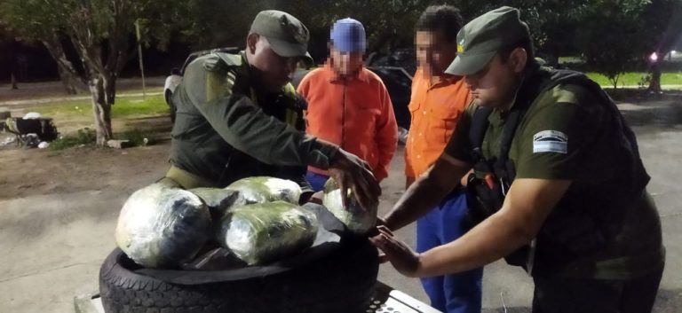 Gendarmería halló más de 25 kilos de marihuana oculta en dos rodados, hay tres detenidos imagen-21