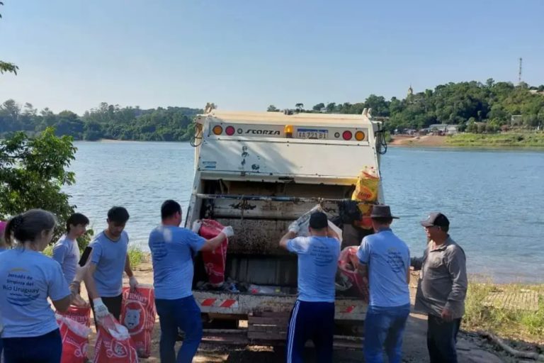 Retiraron unas cinco toneladas de basura de la costa del río Uruguay imagen-26