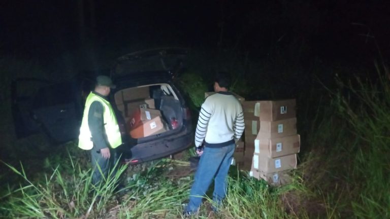 Hallan vehículo abandonado con 10 mil paquetes de cigarrillos en su interior imagen-49