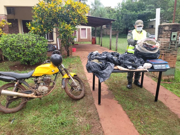 Detienen a un ciudadano que intentó huir entre la maleza con 20 kilos de marihuana imagen-17