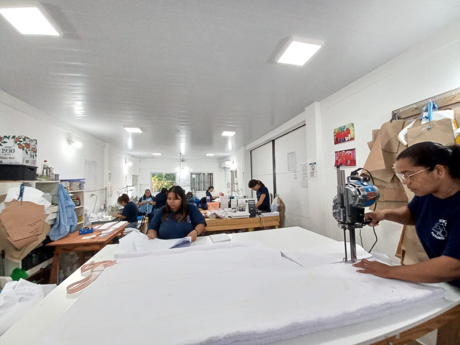 Textil misionera avanza la fabricación de guardapolvos para sectores vulnerables imagen-1
