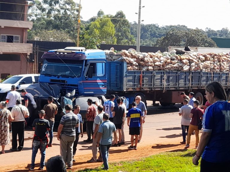 Un fallecido tras colisión en la ruta 14 entre una camioneta y un camión que transportaba mamones a Córdoba imagen-42