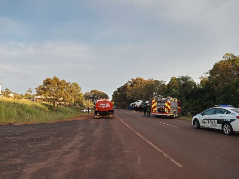 Choque entre un camión cargado con garrafas de gas y una camioneta en el acceso Oberá imagen-6