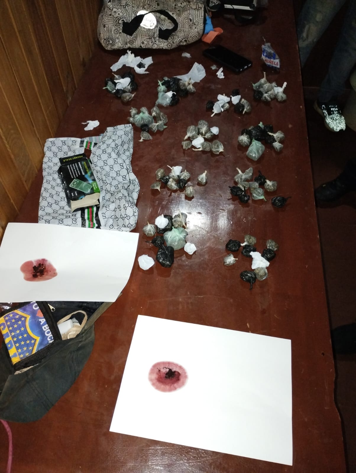 Agentes antinarcóticos atraparon a dos jóvenes con 110 dosis de marihuana en Montecarlo imagen-1