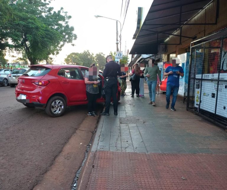 Remisera fuera de control chocó un auto estacionado y terminó arriba de la vereda imagen-37