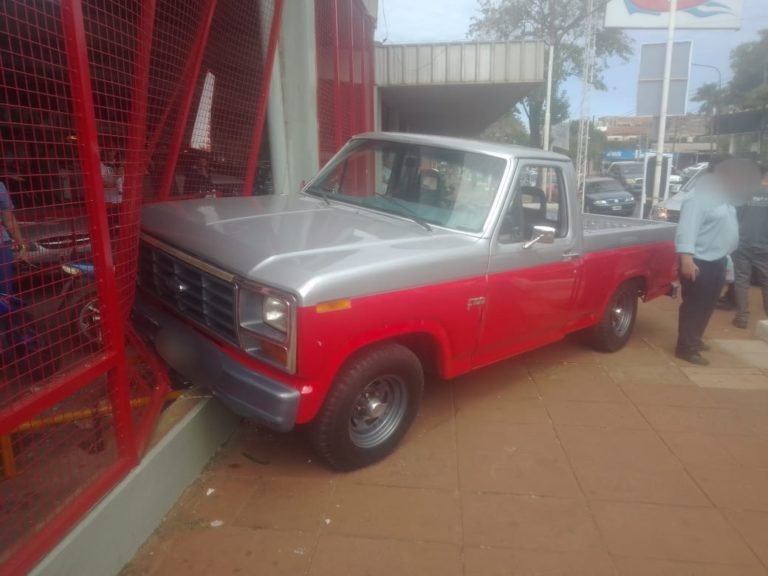 Despistó una camioneta y terminó contra el portón de un supermercado imagen-14