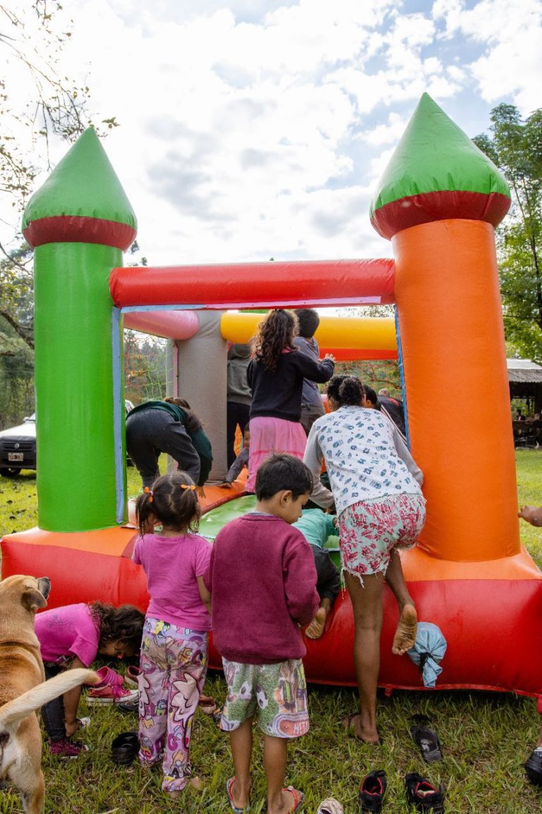 Salud compartió una merienda con niños de Picada 9 de Eldorado, con juegos y obsequios imagen-4