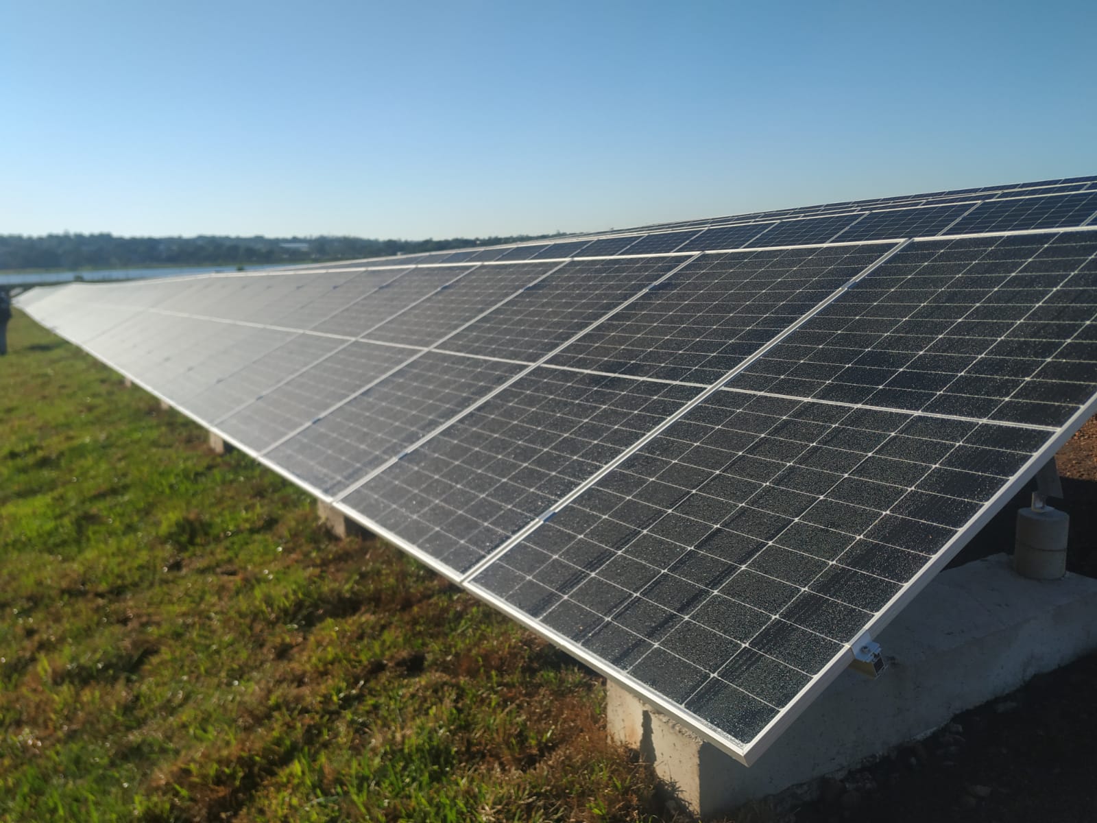 Ponen en marcha el Parque Solar Fotovoltaico "Silicon Misiones", de 5 megas, capaz de abastecer de energía a unas 2 mil familias de Posadas imagen-6