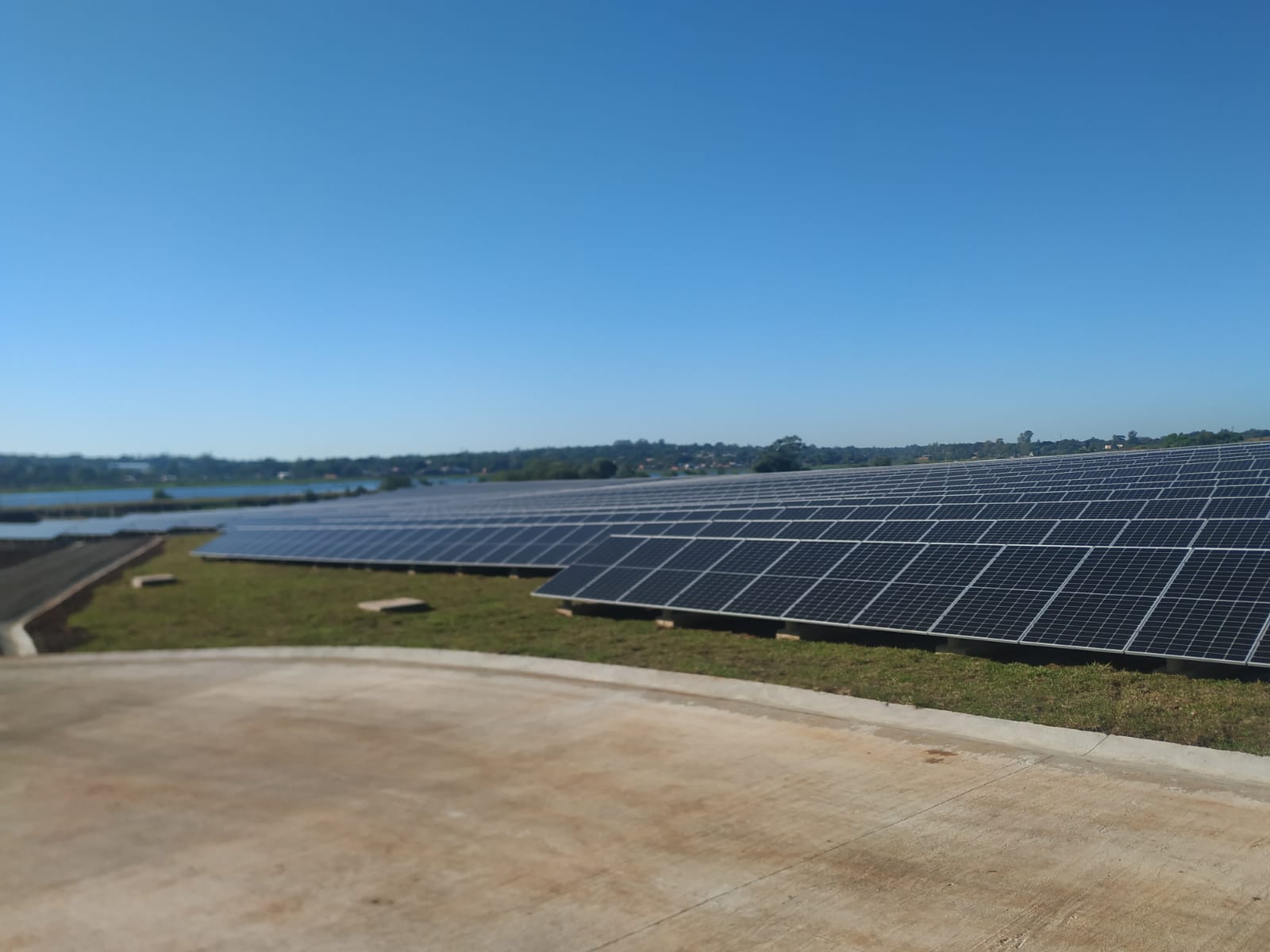 Ponen en marcha el Parque Solar Fotovoltaico "Silicon Misiones", de 5 megas, capaz de abastecer de energía a unas 2 mil familias de Posadas imagen-12
