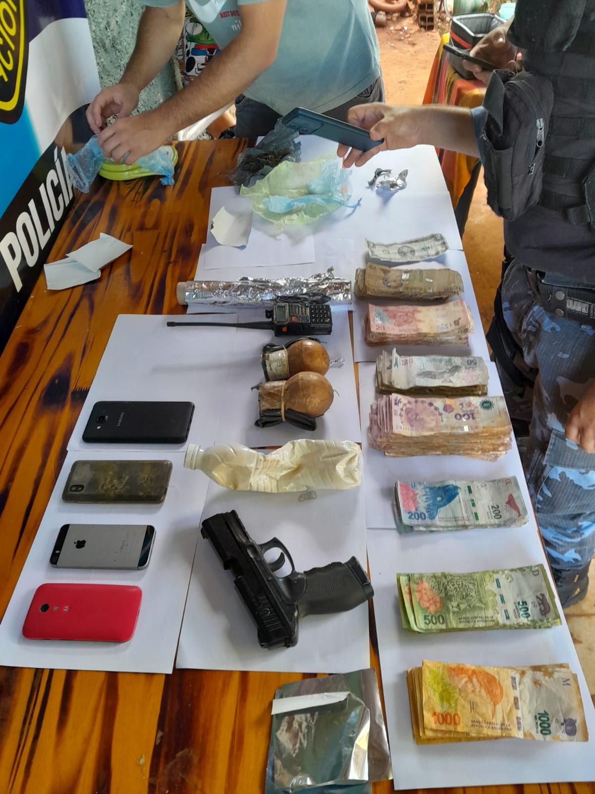 Agentes antinarcóticos irrumpieron en un búnker narco de Puerto Iguazú: incautaron pedra, cocaína y marihuana imagen-4