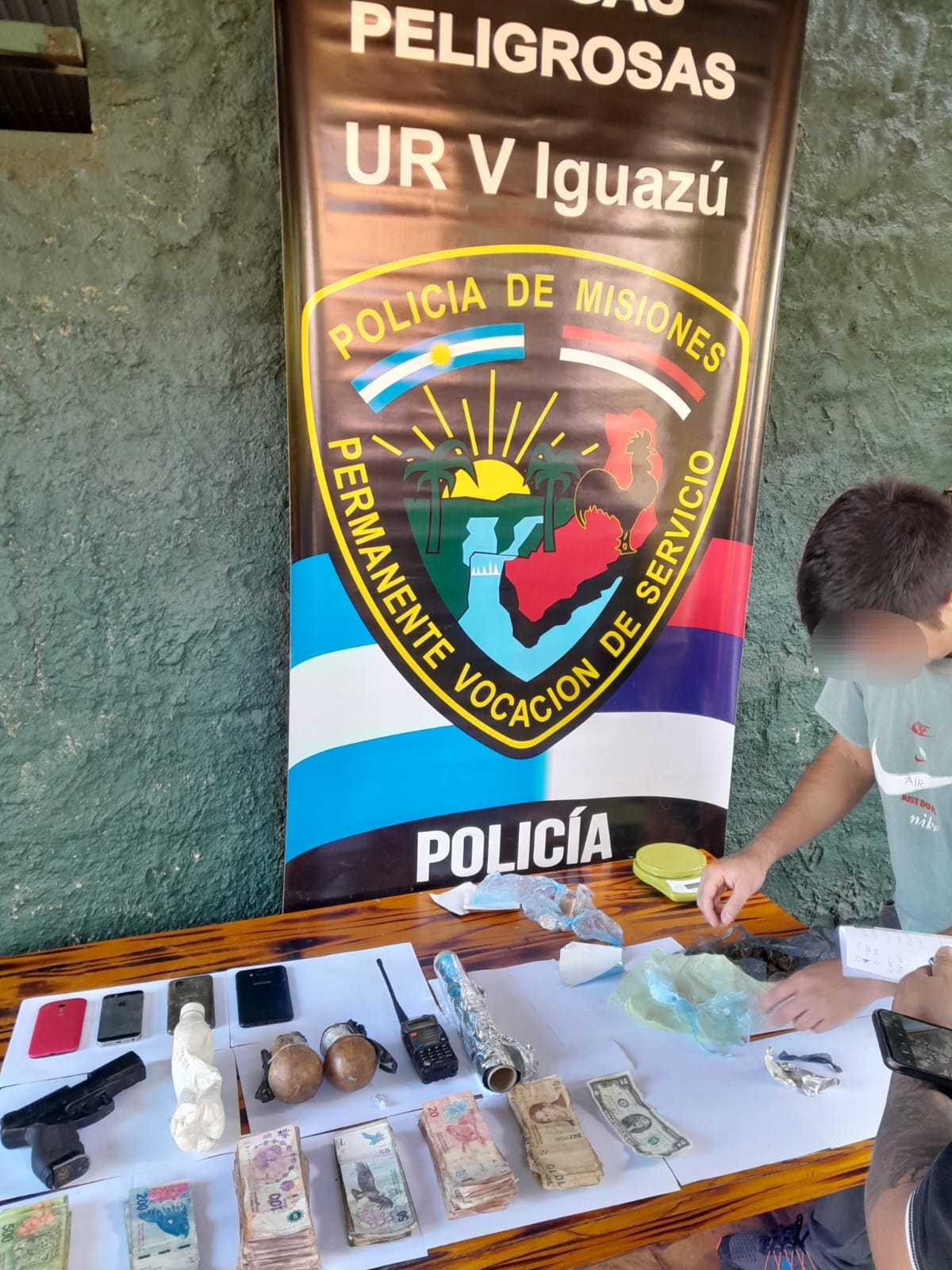 Agentes antinarcóticos irrumpieron en un búnker narco de Puerto Iguazú: incautaron pedra, cocaína y marihuana imagen-2