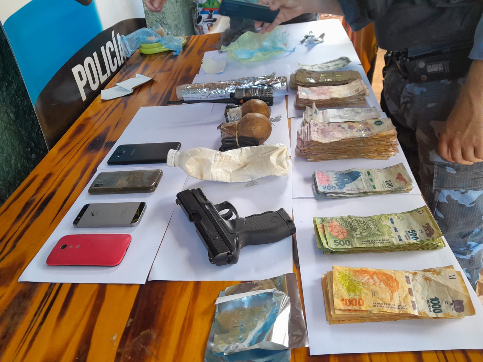 Agentes antinarcóticos irrumpieron en un búnker narco de Puerto Iguazú: incautaron pedra, cocaína y marihuana imagen-6