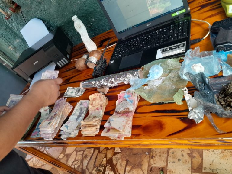 Agentes antinarcóticos irrumpieron en un búnker narco de Puerto Iguazú: incautaron pedra, cocaína y marihuana imagen-43