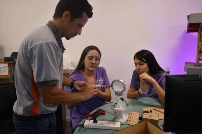 La Escuela de Robótica lanzó su kit educativo “HandyBlock” imagen-47