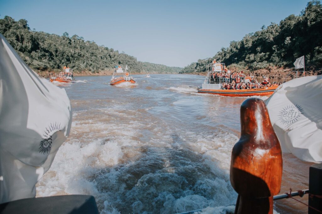 Herrera Ahuad acompañó a la comunidad de Puerto Iguazú en la peregrinación náutica por el río Iguazú imagen-2