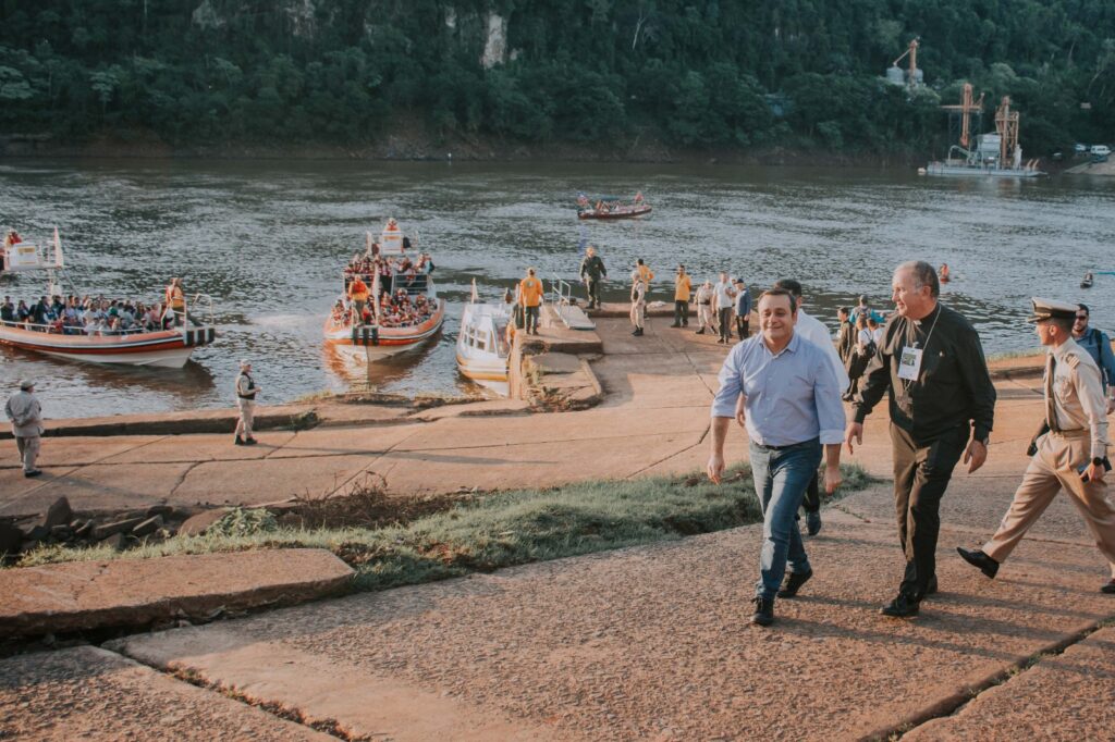 Herrera Ahuad acompañó a la comunidad de Puerto Iguazú en la peregrinación náutica por el río Iguazú imagen-1