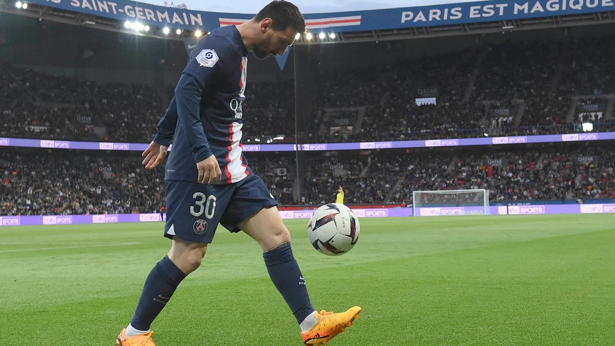 Messi soporta el abucheo del Parque de los Príncipes en su retorno tras la suspensión imagen-1