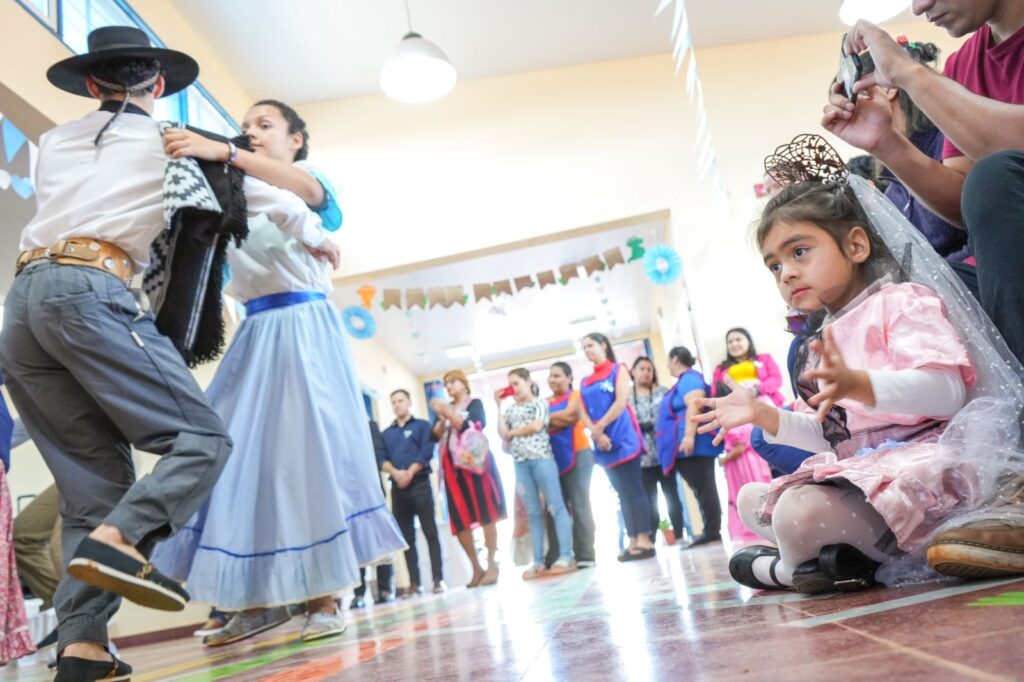 Niñas y niños del EPI “MiniBot” conmemoraron un nuevo aniversario del Primer Gobierno Patrio imagen-4