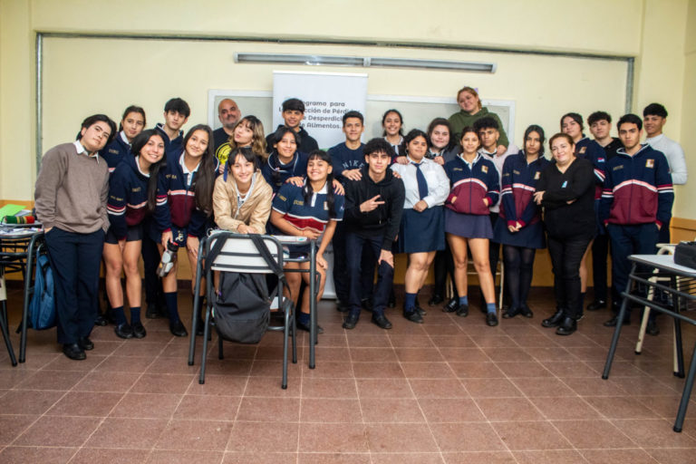 Brindan charla en escuelas secundarias sobre el desperdicio de alimentos imagen-12