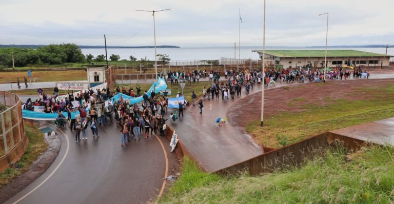 Docentes autoconvocados cortaron el puente San Roque González: "Hay especulación en las protestas, a días de las elecciones en Misiones", dijo el titular del CGE imagen-49