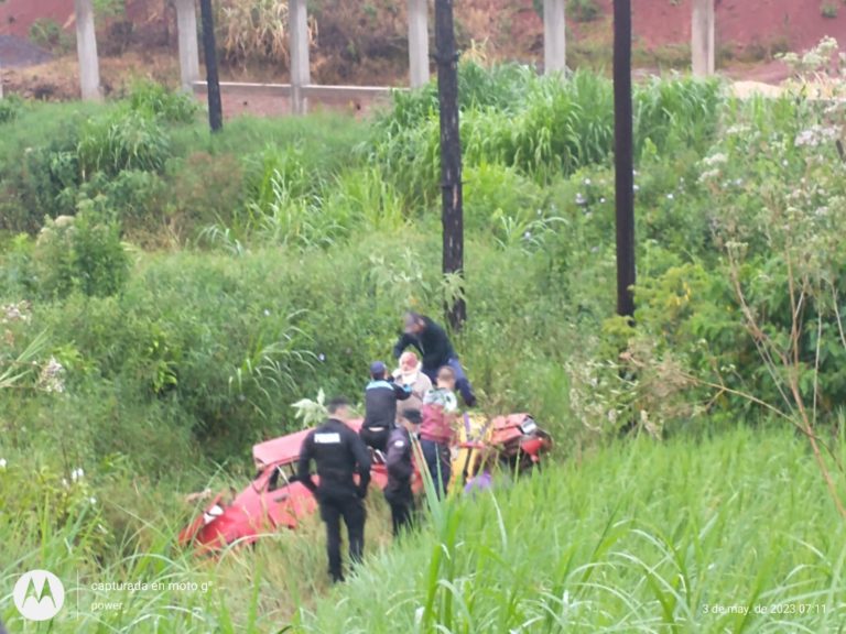 Despiste vehicular en la ruta provincial 13, el conductor fue trasladado al Hospital imagen-4