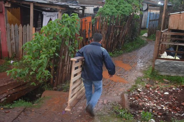 Asisten a familias damnificadas por las lluvias en barrios posadeños imagen-2