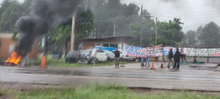 Empleados de Cooperativa Citrícola de Alem reclaman con quema de neumáticos el pago salarial adeudado imagen-1