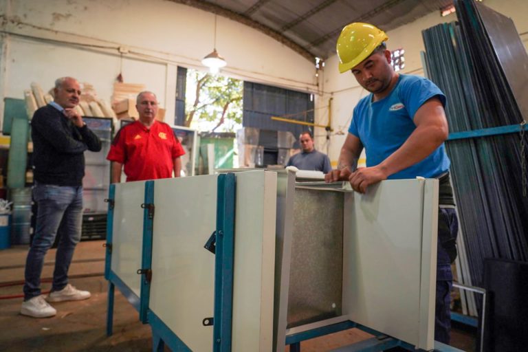 Passalacqua visitó fabricantes de heladeras y los felicitó por "diversificar la industria misionera" imagen-15