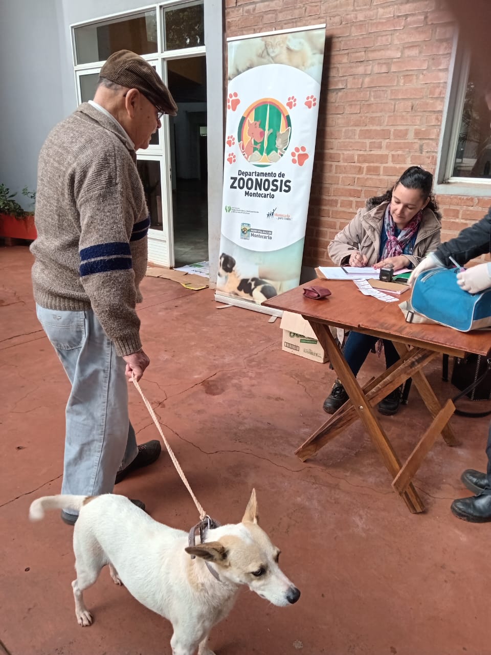 Continúan con vacunación antirrábica de mascotas en Montecarlo imagen-6
