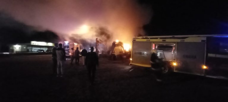 Se incendió una retro excavadora a la vera de la ruta 14 imagen-40