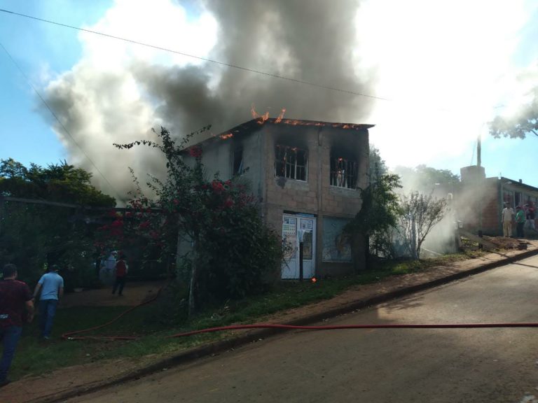 Rescatan a una mujer de su casa en llamas; ella le habría prendido fuego imagen-10