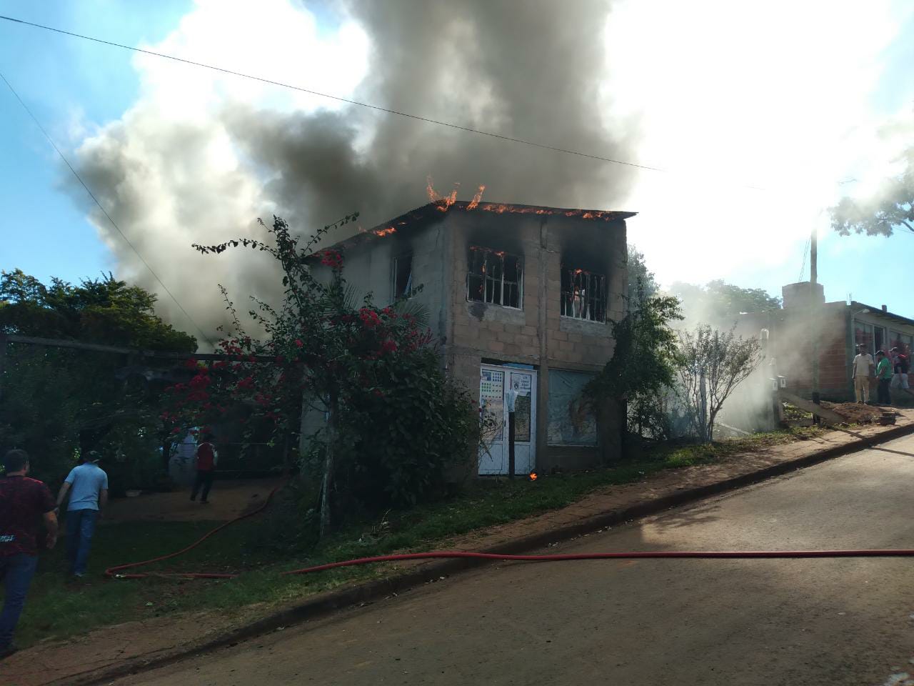 Rescatan a una mujer de su casa en llamas; ella le habría prendido fuego imagen-1
