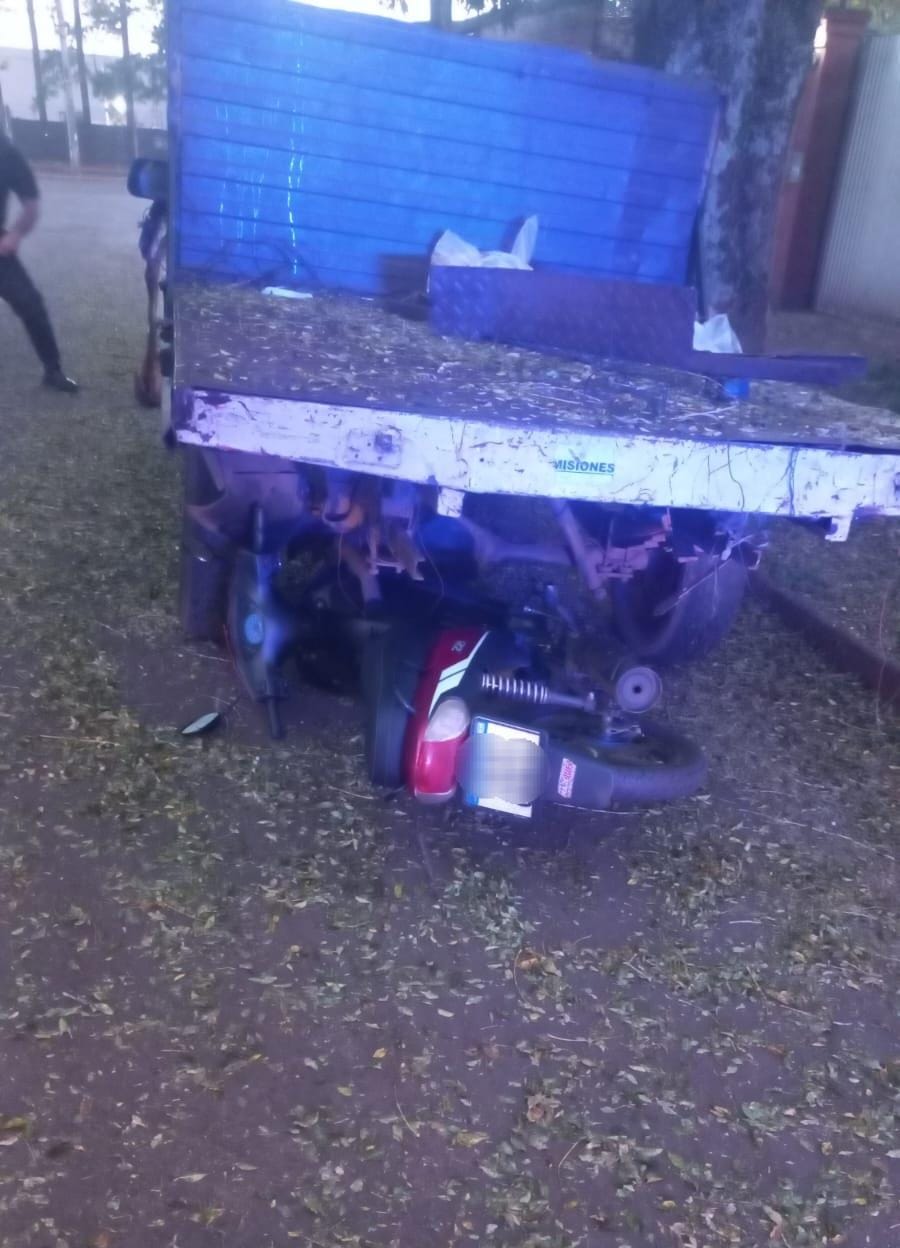 Motocicleta terminó debajo de un camión tras despiste imagen-1