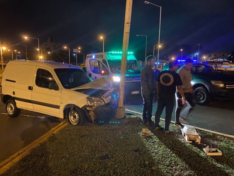 Esquivó un perro con la camioneta y terminó contra un poste de luz imagen-20