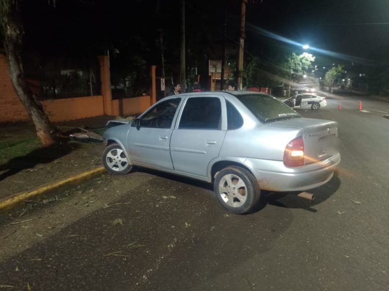 Automovilista despistó y terminó contra un árbol imagen-41