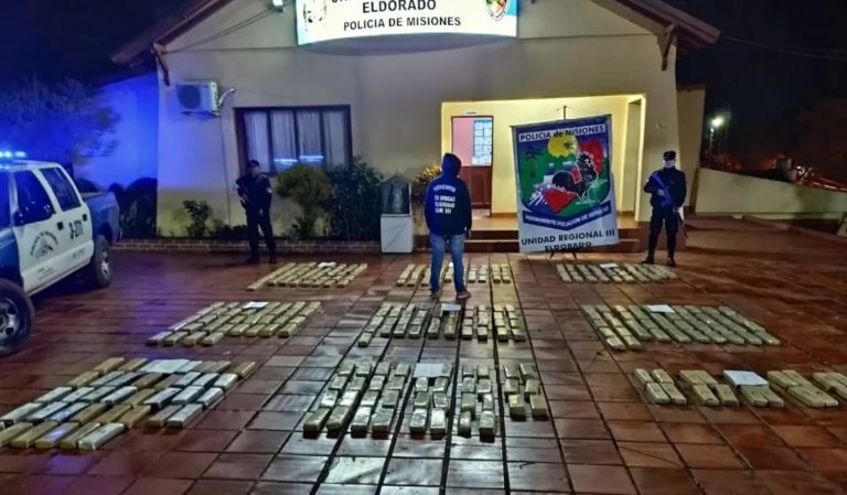 Policías se enfrentaron con narcos en la costa del Paraná: tras una ráfaga de disparos, incautaron marihuana valuada en más de $138 millones imagen-23