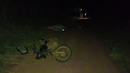 Motociclista chocó contra una soga atravesada en el camino, volcó y murió imagen-8